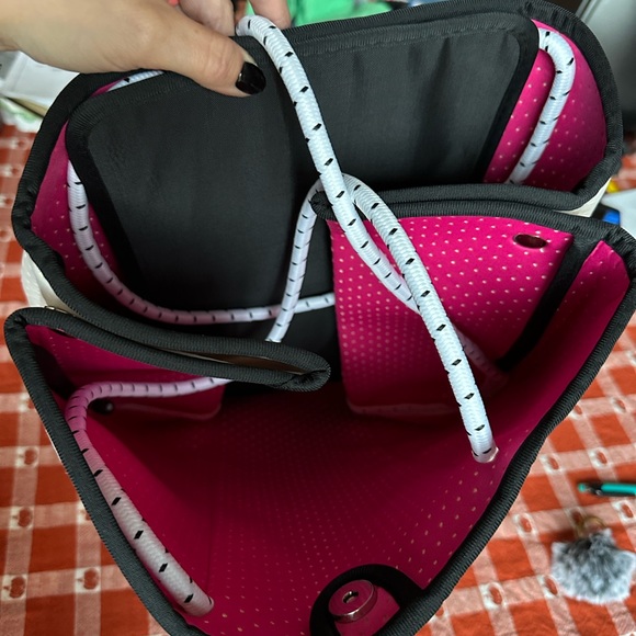 Visit the Azure Beach Bags for Women | Large Neoprene Multipurpose - Picture 7 of 8